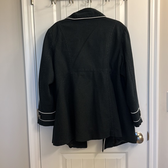 MAKE AN OFFER on this Liz Lange Maternity lightweight, lined coat. - Picture 4 of 5